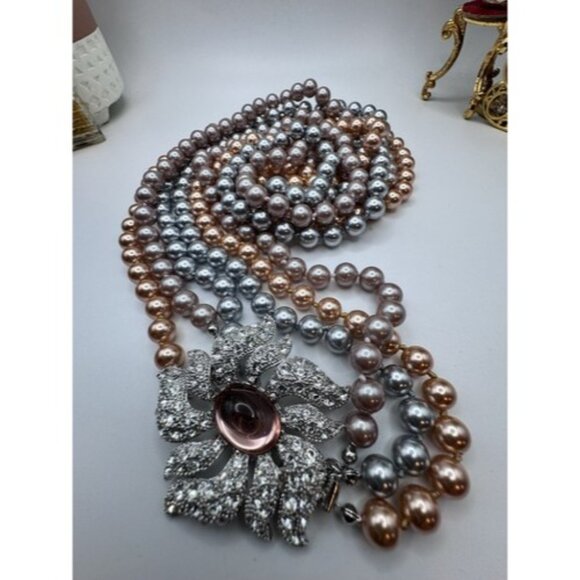 GORGEOUS NOLAN MILLER 3 STRAND FAUX PEARL BIG FLOWER RHINESTONE CLASP NECKLACE - Picture 11 of 11